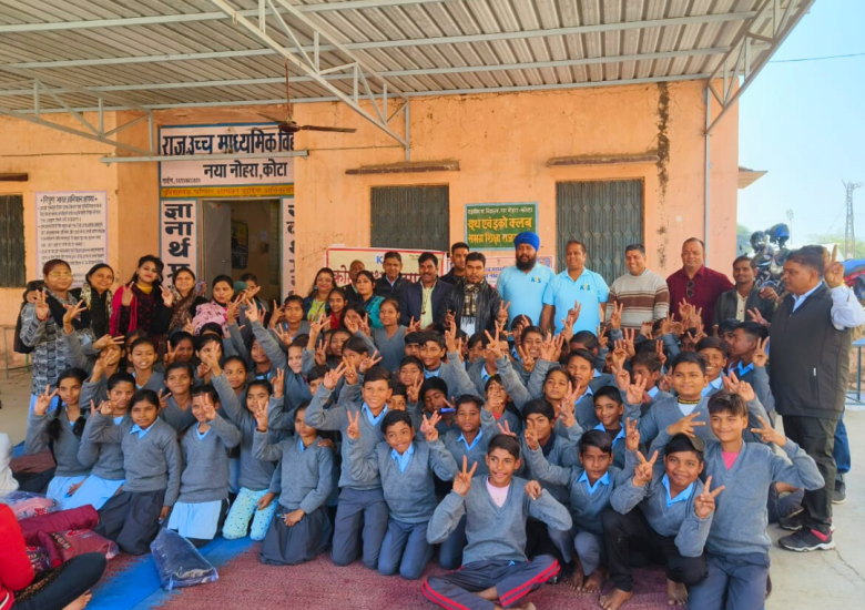 सर्दी से बचाव: कोटा यूथ सोसायटी द्वारा जर्सी वितरण कार्यक्रम राजकीय उच्च प्राथमिक विद्यालय, नया नोहरा में।