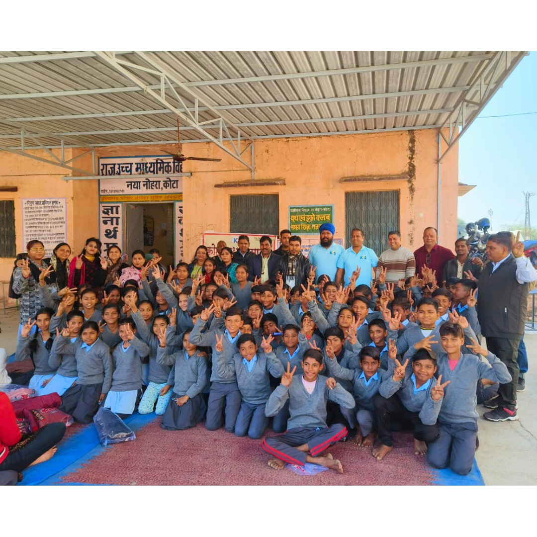 सर्दी से बचाव: कोटा यूथ सोसायटी द्वारा जर्सी वितरण कार्यक्रम राजकीय उच्च प्राथमिक विद्यालय, नया नोहरा में।